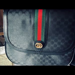 Adorable, classic Gucci’s crossbody purse/handbag